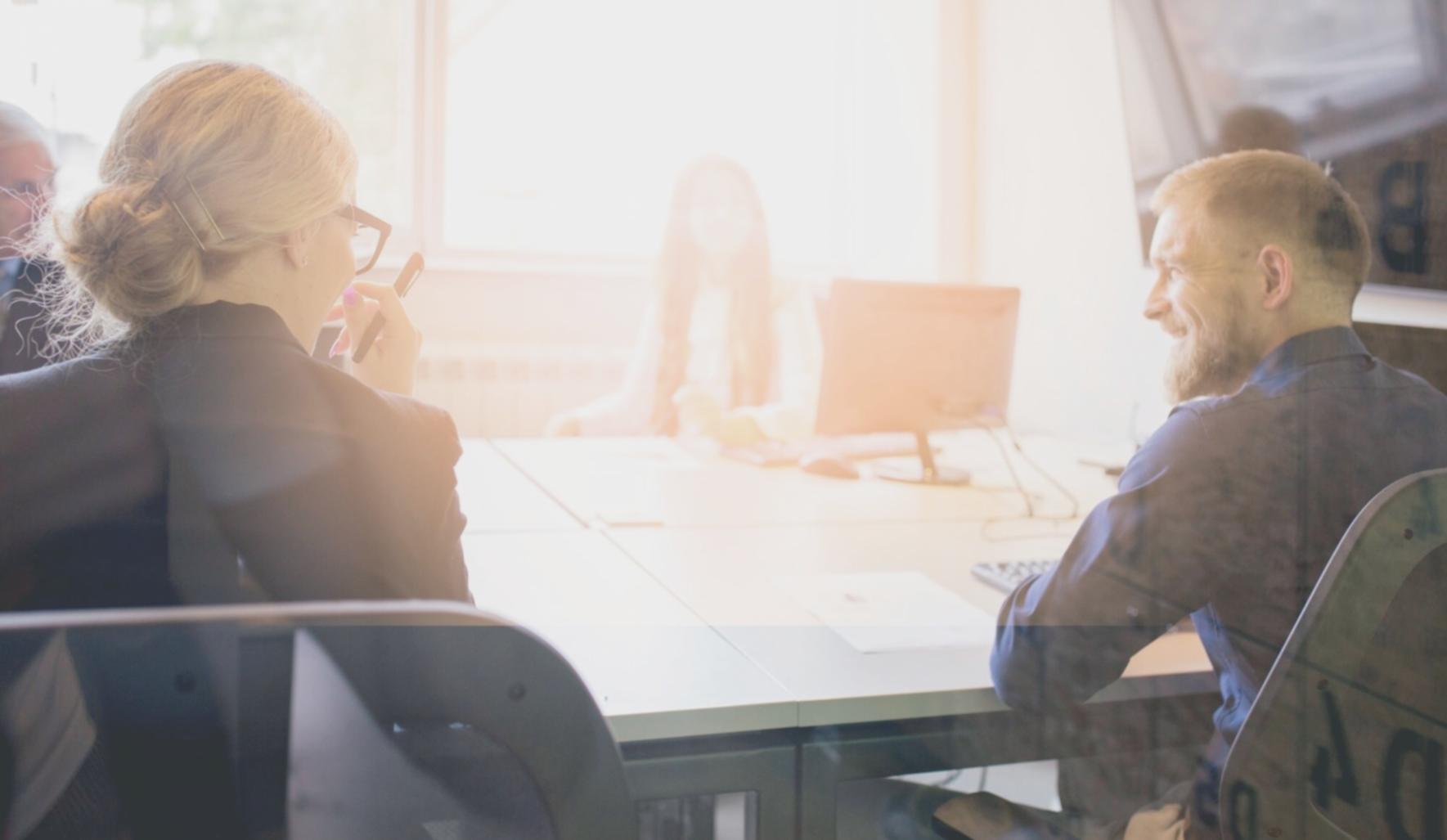 Espacio de trabajo con materiales de estudio sobre gestión financiera