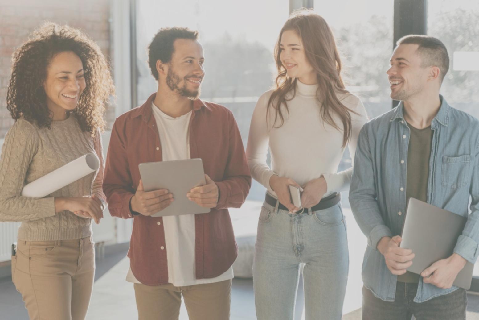 Espacio de trabajo organizado con herramientas de planificación financiera