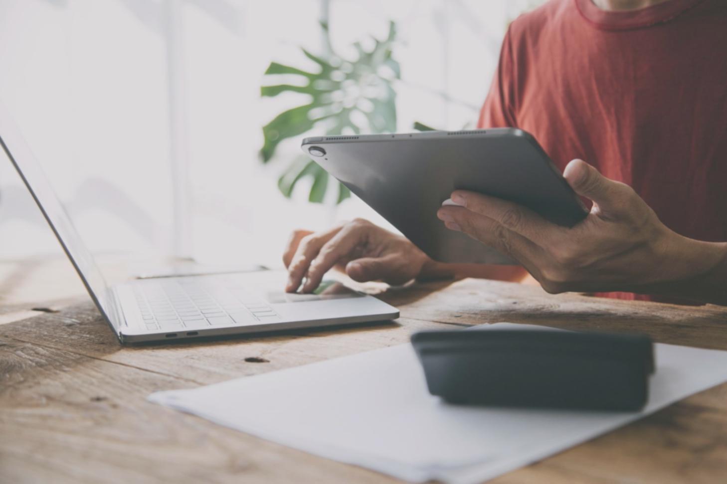 Análisis de datos presupuestarios en pantalla